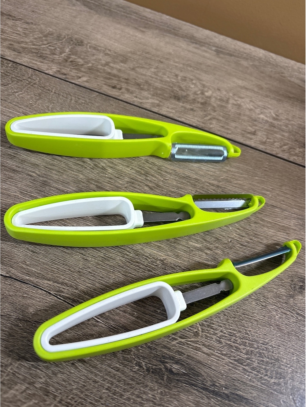 Set of 3 Green and White Vegetable Peelers with Stainless Steel Blades